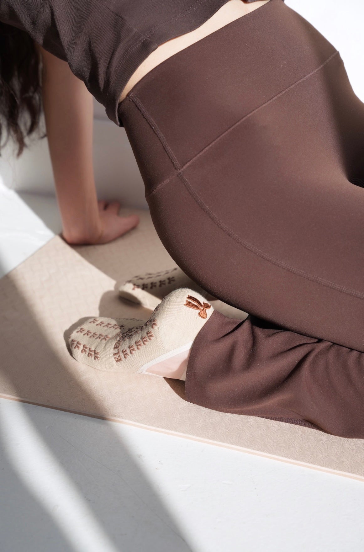 The Bow — Chaussettes Grip Pilates Nœud Brodé