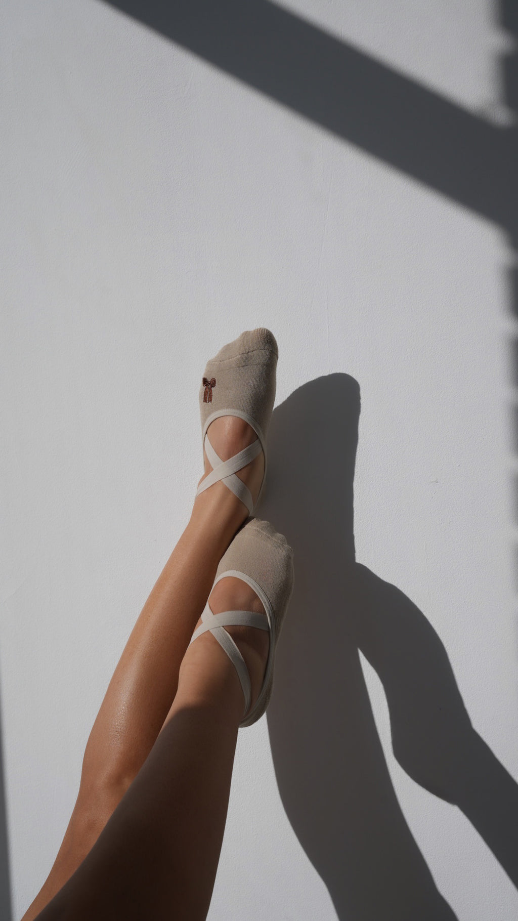 The Bow — Chaussettes Grip Pilates Nœud Brodé