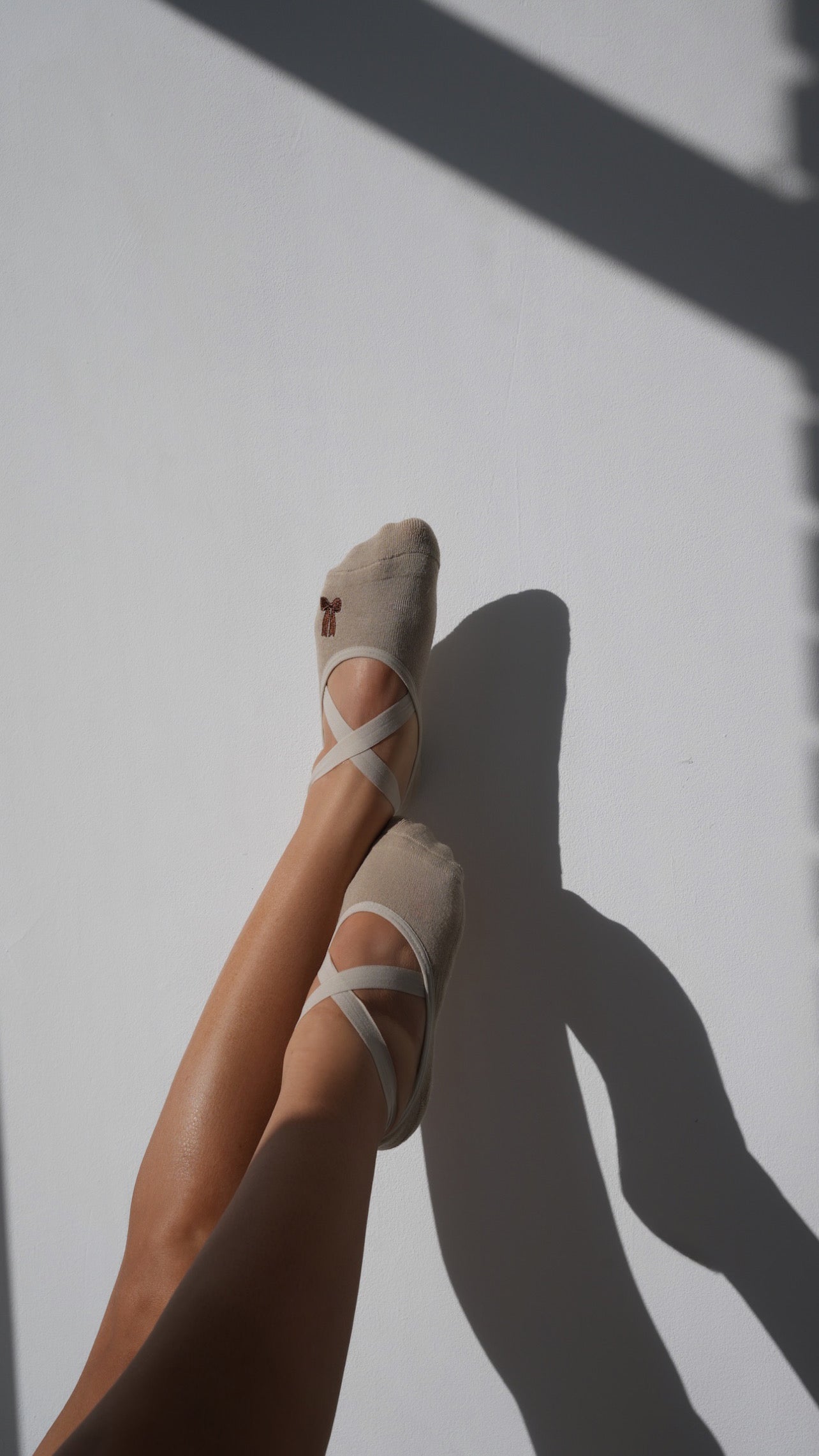The Bow — Chaussettes Grip Pilates Nœud Brodé