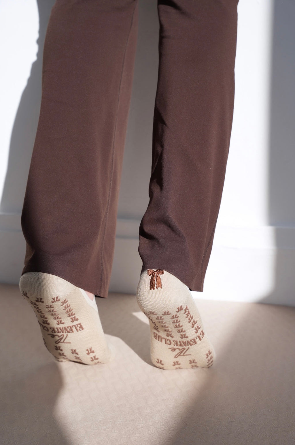 The Bow — Chaussettes Grip Pilates Nœud Brodé