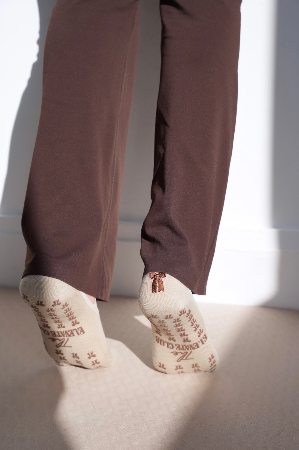 The Bow — Chaussettes Grip Pilates Nœud Brodé